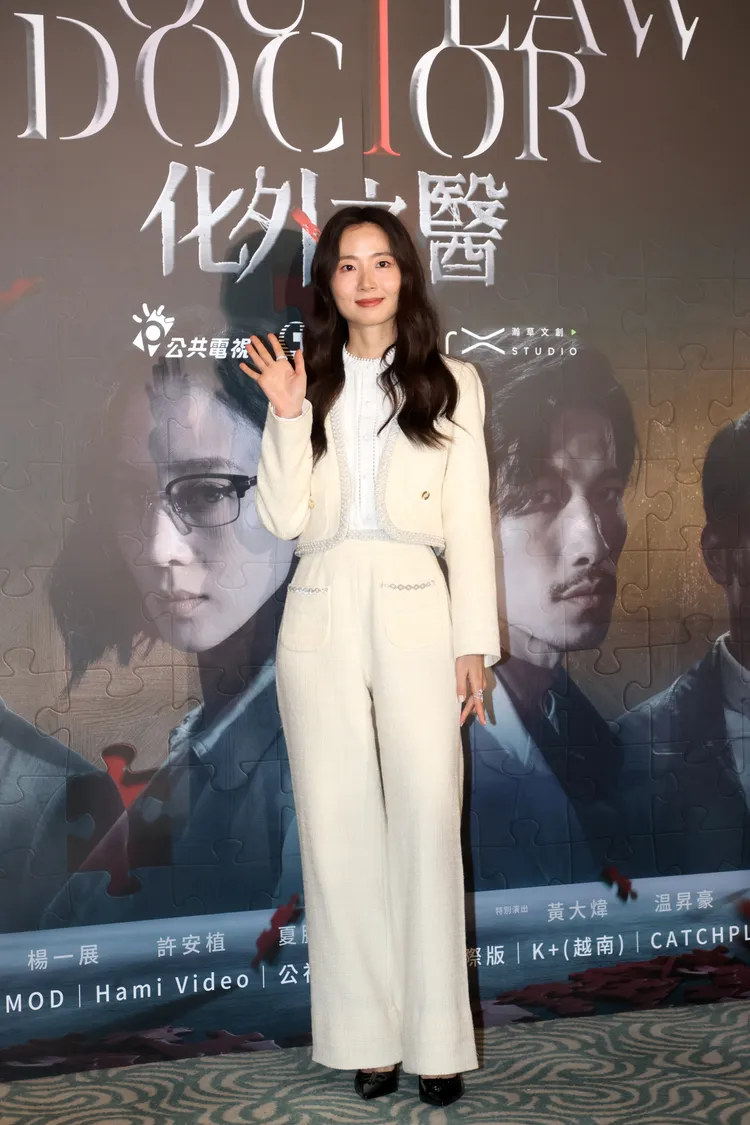 許安植戲裡穿著高跟鞋爬山。攝影中心攝