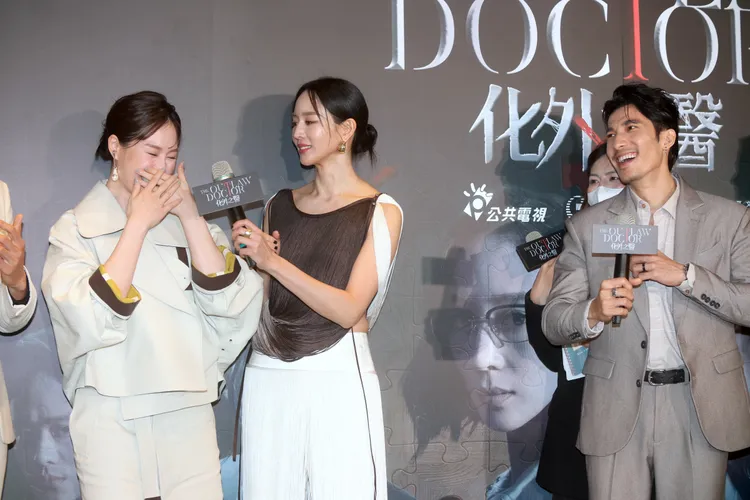 爆花（左）被張鈞甯爆覬覦連炳發的胸肌，笑得嬌羞。攝影中心攝