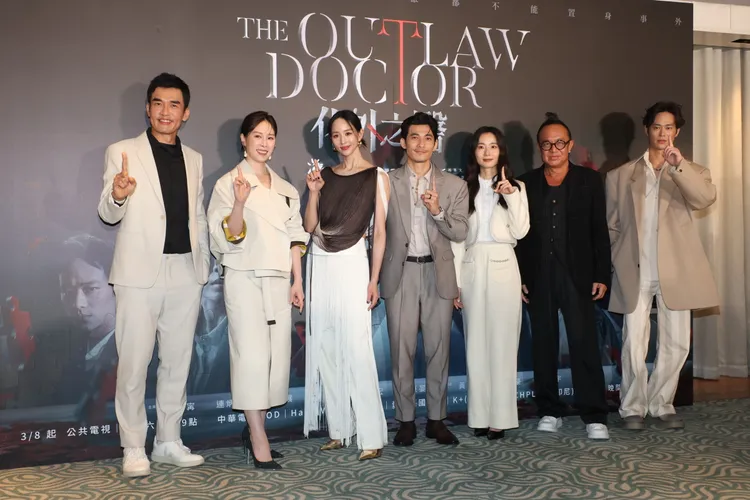 楊一展（左起）、爆花、張鈞甯、連炳發、許安植、黃大煒、夏騰宏今為戲宣傳。攝影中心攝