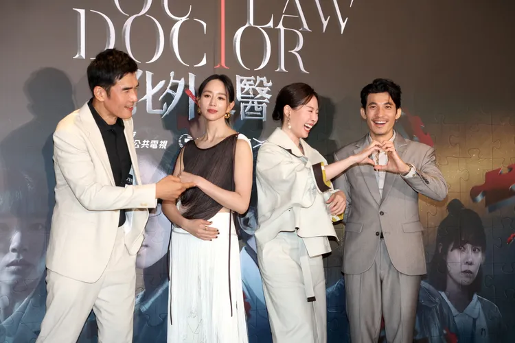 楊一展（左起）和張鈞甯作勢成全爆花和連炳發湊對。攝影中心攝