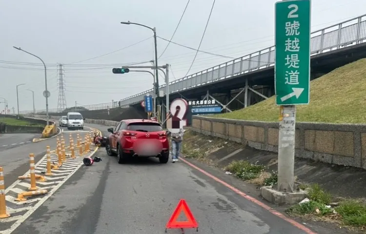 蘆洲2號越堤道與環堤大道形成「Y字路口」上月26日又發生車禍，轎車撞倒一輛等號誌燈重機，騎士受傷送醫。翻攝畫面