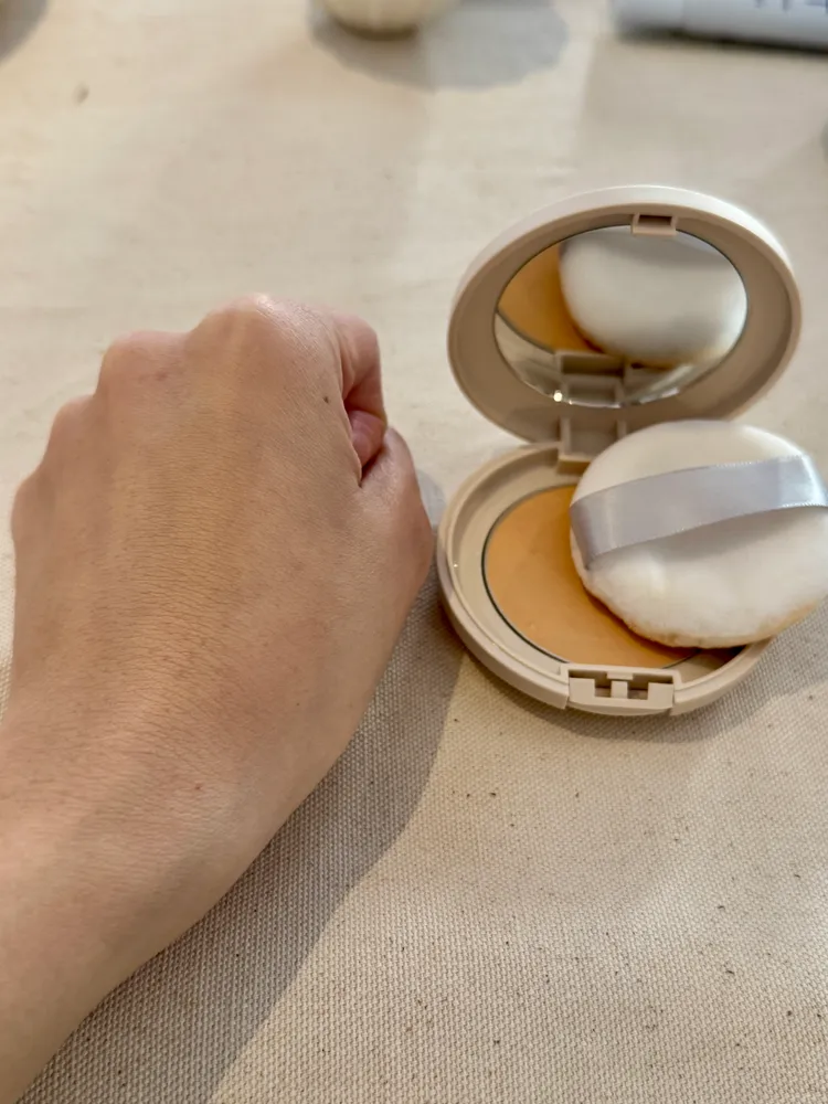 ORBIS芯生悠亮妍輕粉餅蕊芯750元、專用粉盒300元。張家玲攝