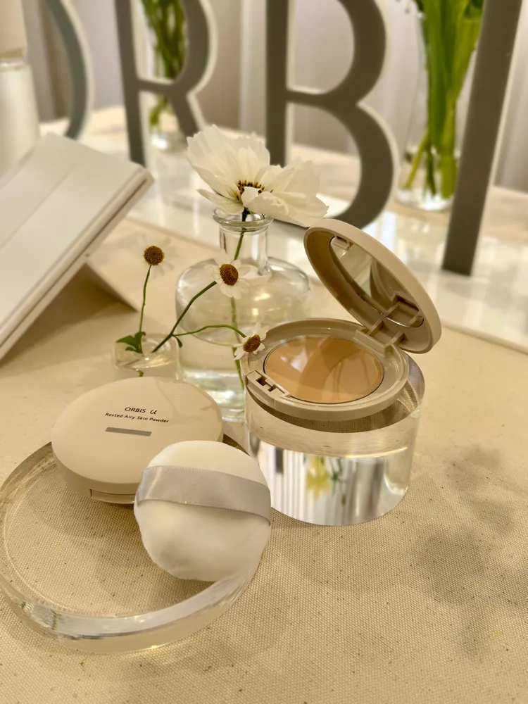 ORBIS芯生悠亮妍輕粉餅蕊芯750元、專用粉盒300元。張家玲攝