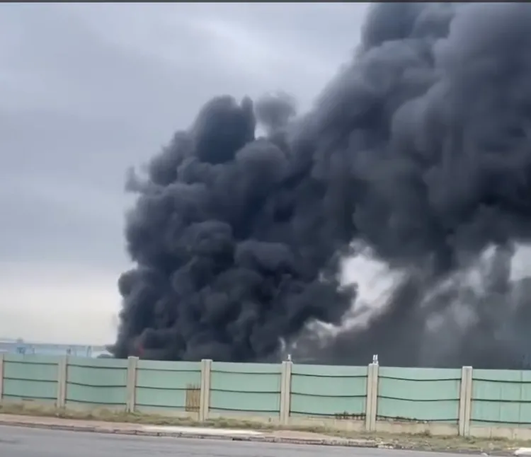 現場黑煙不停上竄，台電說是包商施工不慎，不影響機組發電。取自爆料公社