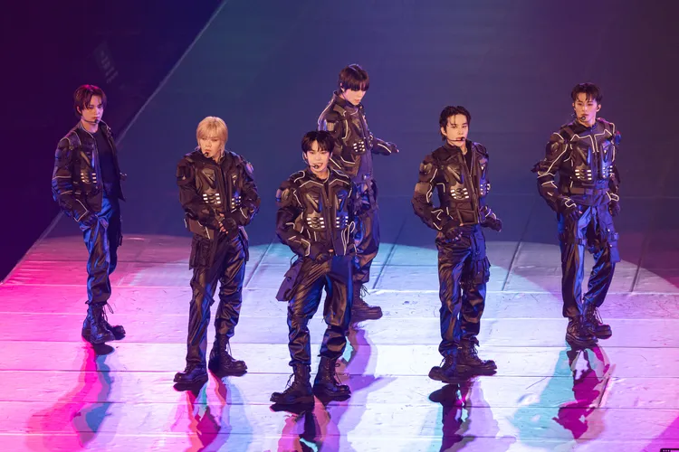 NCT 127成員楷燦（左起）、悠太、道英、Johnny、廷祐、Mark以帥氣皮衣又唱又跳。COME ON JKSSP提供