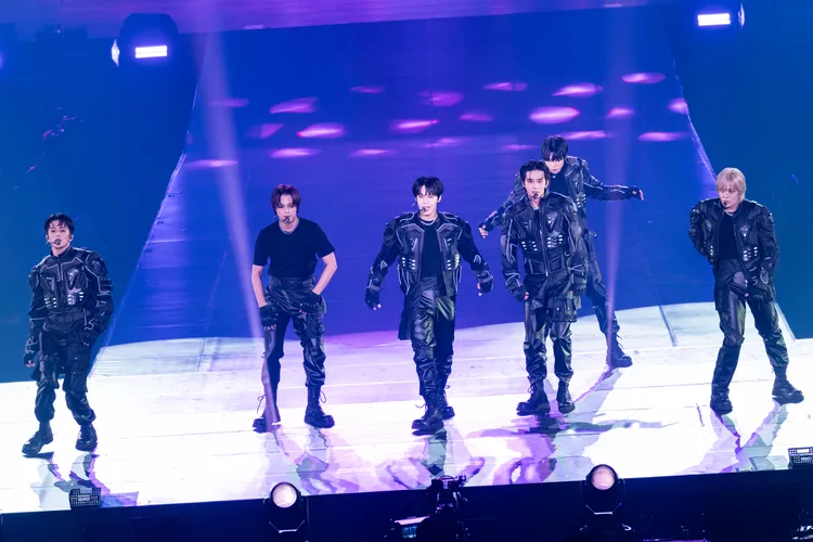 Johnny（右二）學中文「乾乾燥燥粉粉嫩嫩」。COME ON JKSSP提供