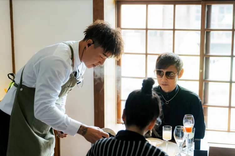 包偉銘（右）化身客人角色觀察夥伴們如郭泓志的服務態度。八大提