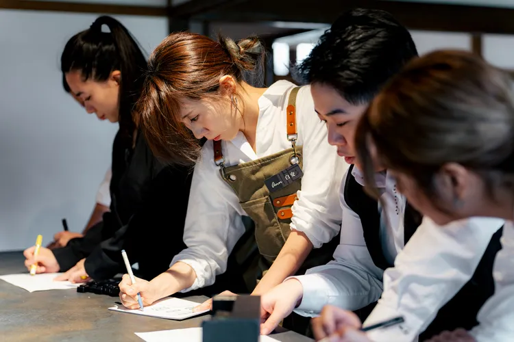 白安分（左二）享初體驗心得是「害怕、恐懼」。八大提供