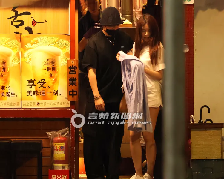 王大陸（左）等女友沐軒穿衣服，感情看來甜蜜。特勤中心攝