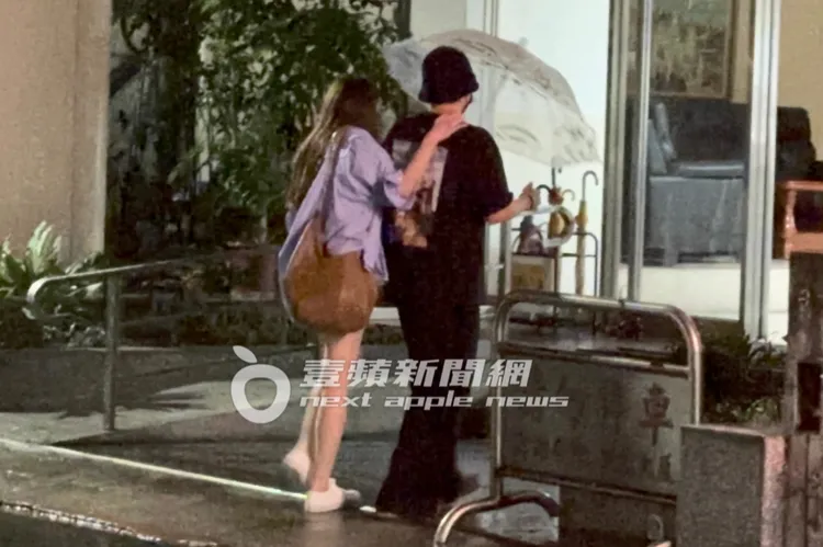 4日凌晨1點35分，王大陸（右）才跟正妹女友沐軒到便利店買所需物品，一同返家共度春宵。特勤中心攝