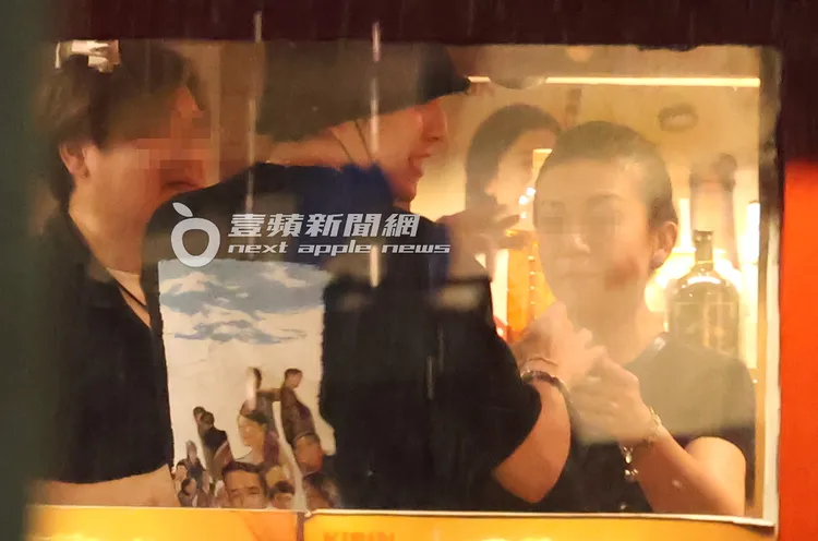 王大陸（中）趁著當兵前，享受自由的時光，飲酒作樂。特勤中心攝