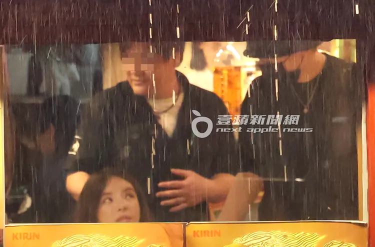 王大陸（右）用餐全程都戴著口罩，起身去上廁所時，女友沐軒對他含情脈脈。特勤中心攝