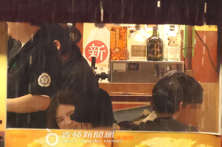王大陸（前排戴帽者）與交往1年多的沐軒低調坐在吧檯談情說愛吃燒肉。特勤中心攝