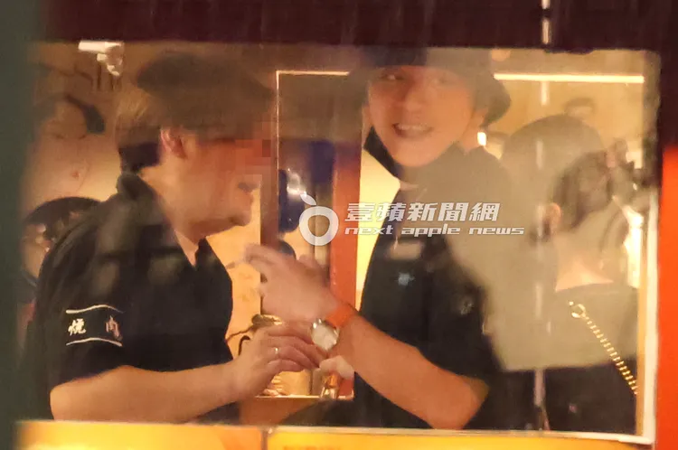 王大陸（右）邊抽菸邊喝酒跟店員打通關。特勤中心攝