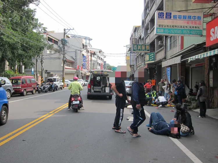 小貨車突然開門，照護員推輪椅閃避，卻遭後防來車撞飛。翻攝畫面