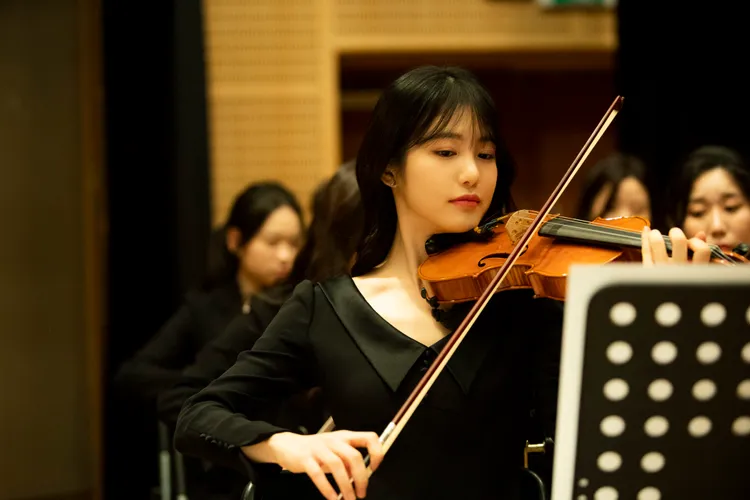 辛叡恩片中暗戀都敬秀。網銀國際影視提供