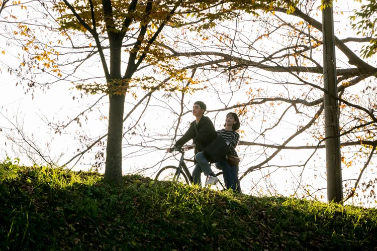 都敬秀騎腳踏車載元真兒約會。網銀國際影視提供