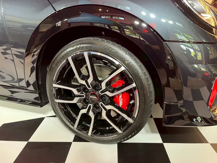 JCW專屬18吋Lap Spoke雙色鋁圈與跑車胎，不僅增添視覺張力，也進一步強化抓地力。周奕豪攝