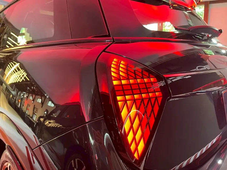 尾燈維持MINI品牌經典的英國國旗設計，並具備三種個性化燈光模式。周奕豪攝