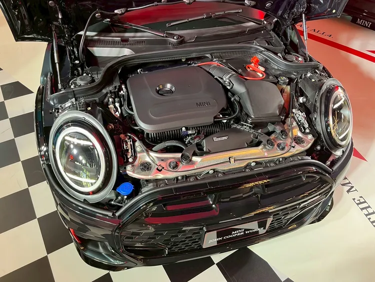 動力系統搭載2.0L TwinPower Turbo渦輪增壓四缸引擎，提供231匹最大馬力，0-100km/h加速僅需6.1秒。周奕豪攝