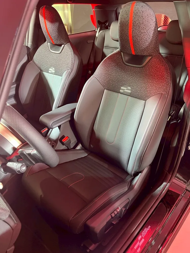 MINI JCW內裝標配JCW運動座椅，採用高品質Vescin材質包覆，提供出色的支撐性與舒適性。周奕豪攝