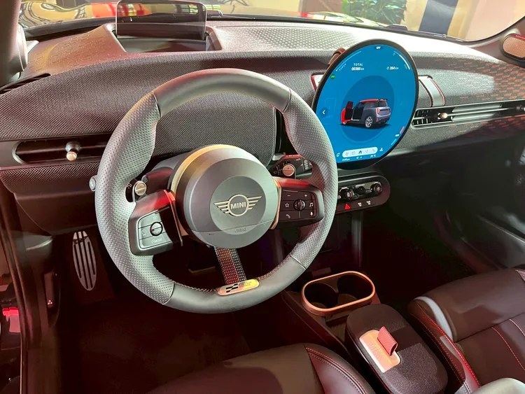 跑車式多功能打孔Vescin方向盤不僅提供優異的握感，並內建換檔撥片，讓駕駛者能迅速切換檔位。周奕豪攝