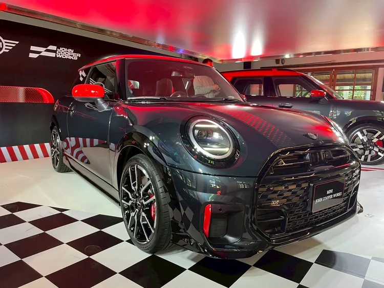 新世代MINI JCW延續品牌經典的紅黑賽車配色，前保桿採低矮寬闊設計，有助於提升行駛時的空氣動力學表現。周奕豪攝