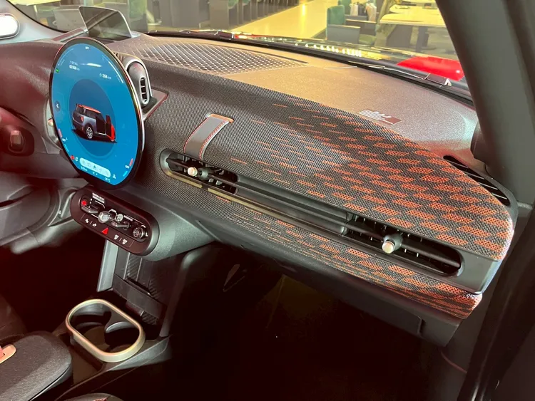 全新MINI JCW導入最新MINI Operating System 9車載娛樂系統，搭配圓形OLED中控觸控螢幕，操作介面更加直覺化。林浩昇攝