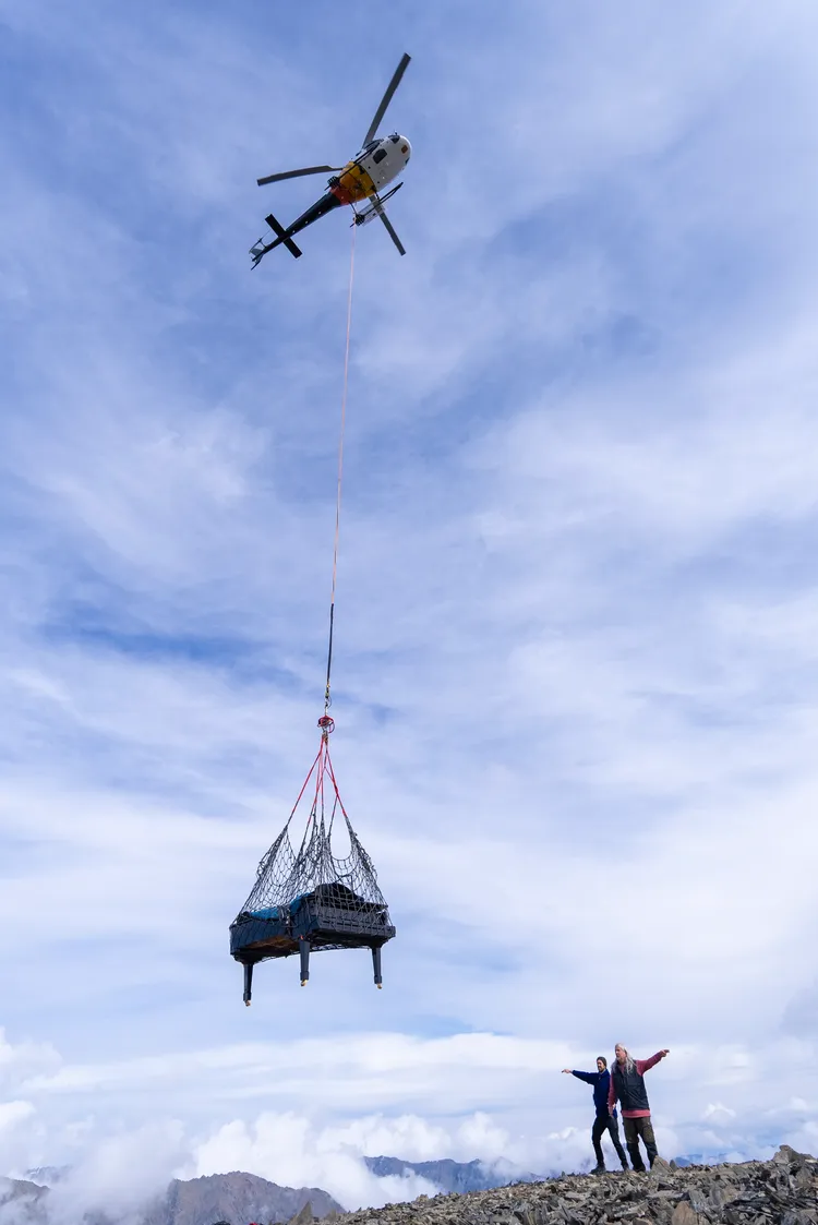 馬修連恩出動直升機將三角鋼琴搬到加拿大最高峰的冰原上。圖／獨一無二娛樂文化提供