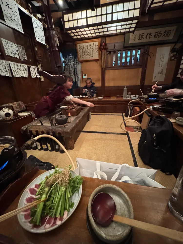 傳統的服務方式，以船漿送酒及收款。蘋果妹拍攝