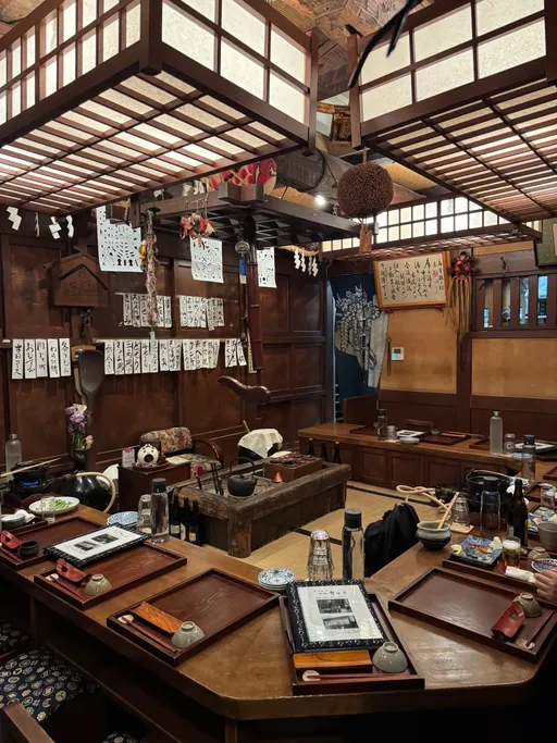 走進宛如《神隱少女》場景!仙台爐端燒始祖「郷土酒亭」75年不敗傳奇