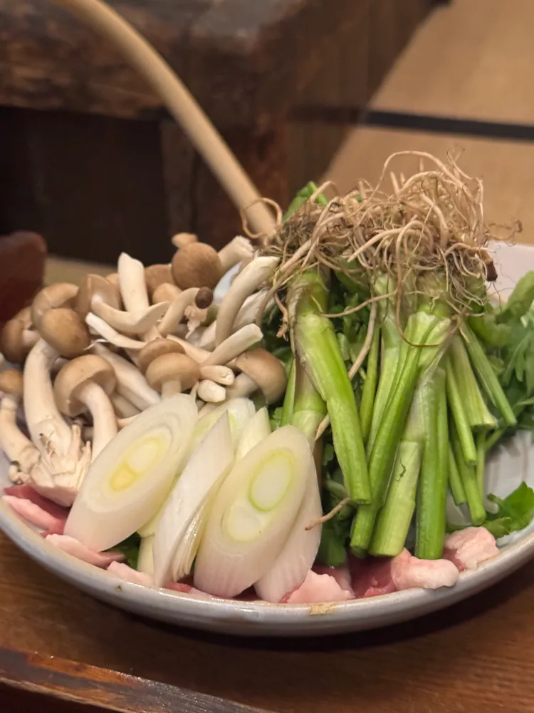 水芹鍋的蔬菜及鴨肉，水芹口感爽脆且帶有豐富水分，是仙台必吃的料理。蘋果妹拍攝