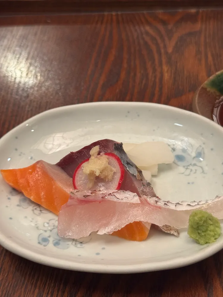 鮭魚生魚片來自宮城縣本地養殖，不同於一般遠洋鮭魚，肉質更為細緻。蘋果妹拍攝