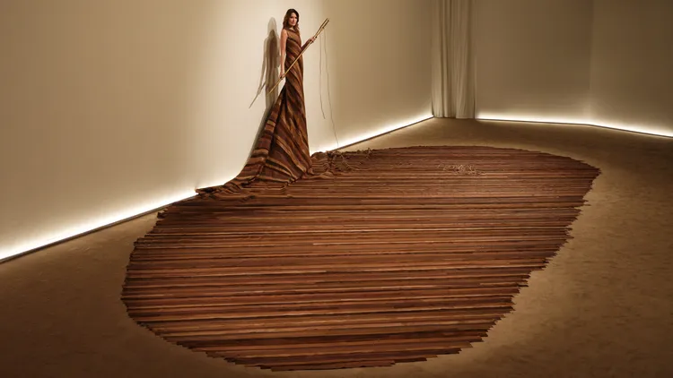 TOD’S邀請藝術家Nelly Agassi以回收皮革碎片構成雕塑感連衣裙。品牌提供