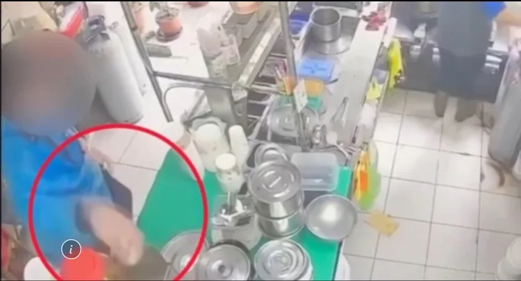 竊嫌二度上豆花店消費，再度偷竊愛心零錢罐，被監視器拍個正著。翻攝畫面