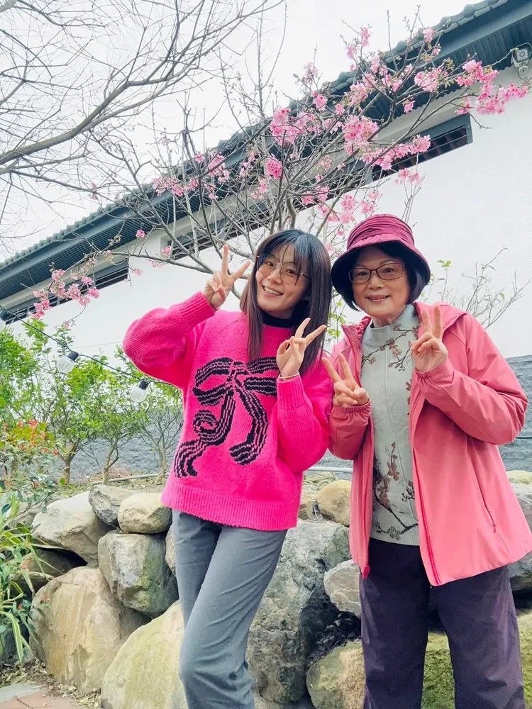 楊小黎（左）和媽媽感情好，還一起中標諾羅病毒。翻攝自楊小黎臉書
