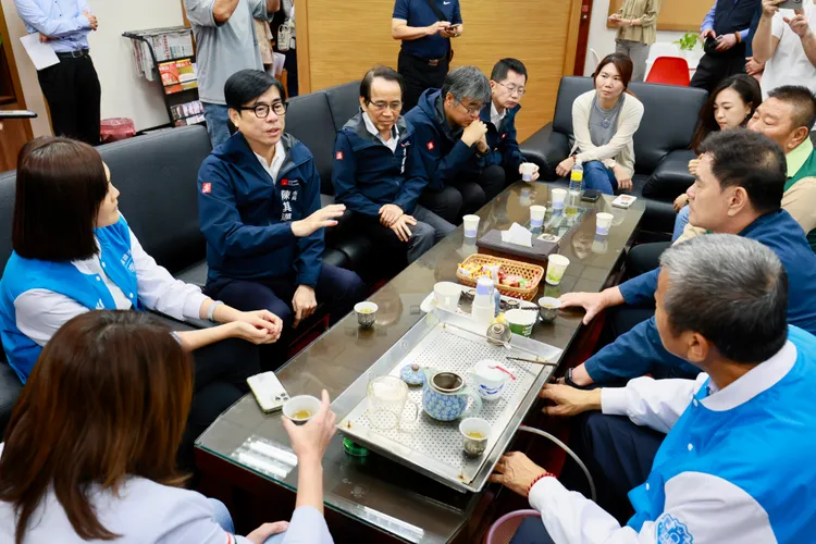 陳其邁26日到議會參加定期大會開幕，拜會國民黨團。翻攝畫面