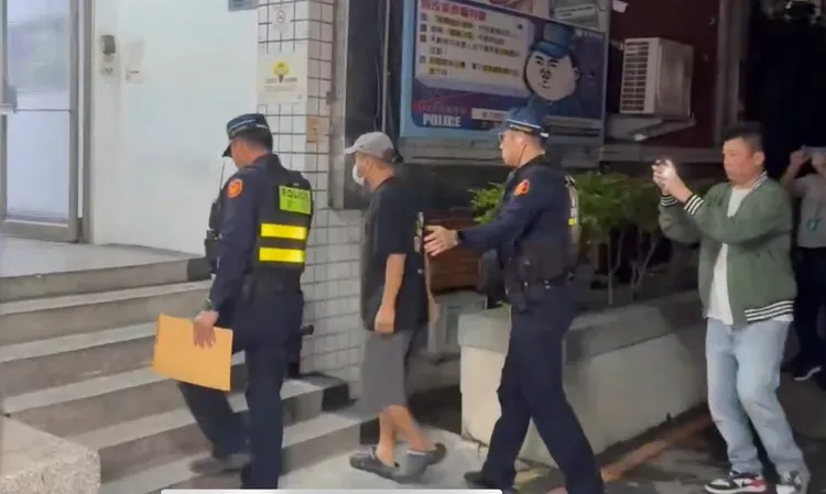 陳康岳返台後接受警方偵訊，走路一瘸一拐。翻攝照片