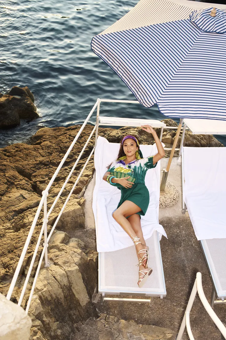 Ashley Park此次捕捉《艾蜜莉在巴黎》劇中的迷人優雅風格。品牌提供