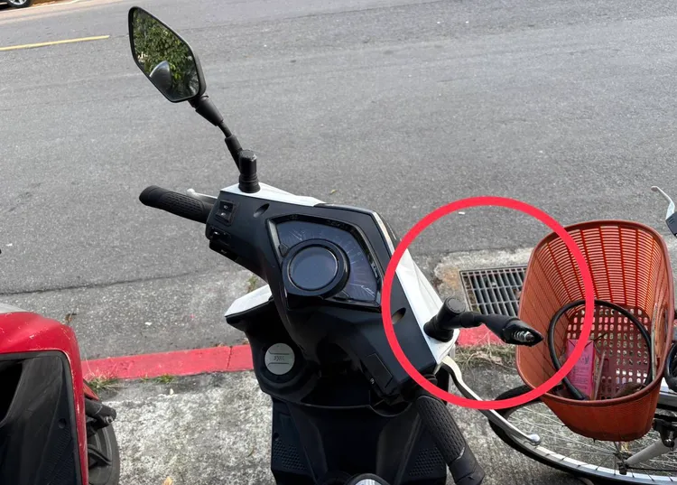 機車後照鏡、車殼等處毀損。翻攝畫面