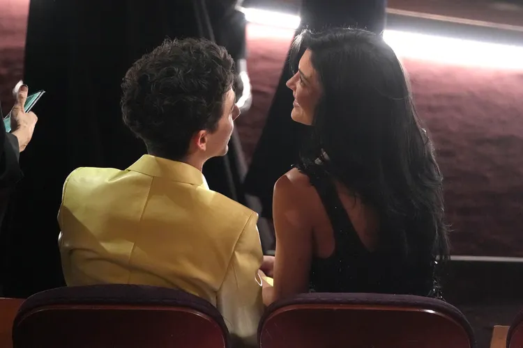 「甜茶」（左）被捕捉到與凱莉傑納（右）甜蜜聊天。美聯社