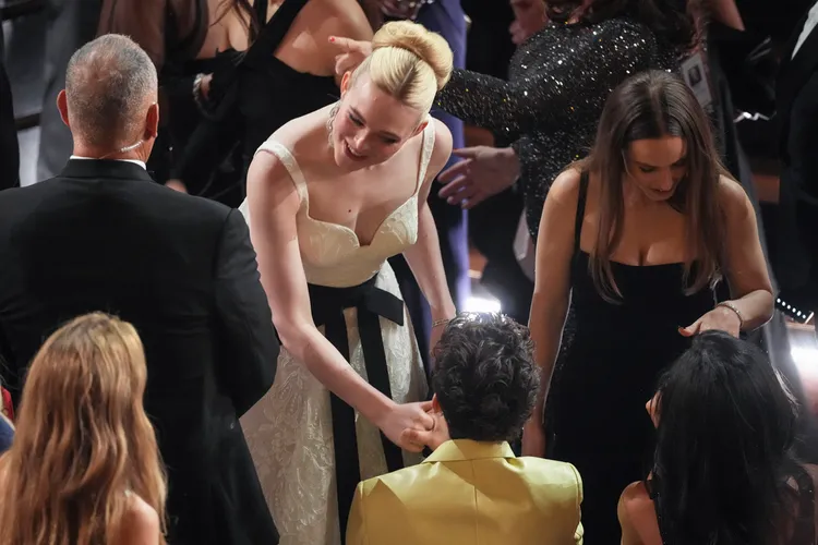 「甜茶」與《巴布狄倫：搖滾詩人》中的「前女友」艾兒芬（上排中）握手。美聯社