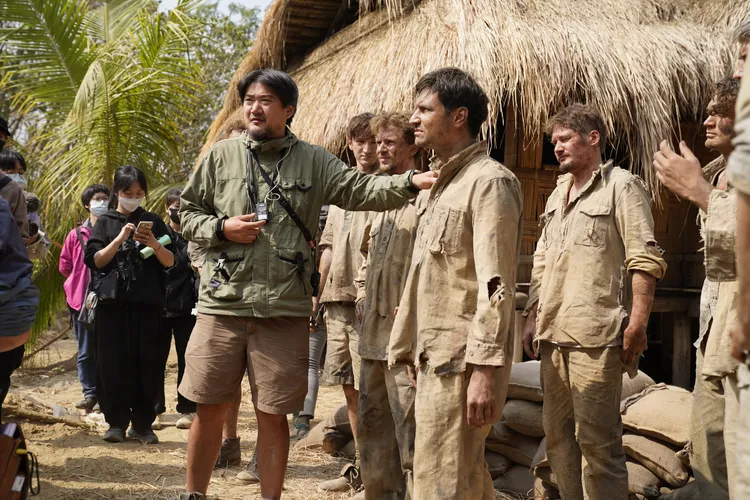 《聽海湧》導演兼製作人孫介珩指導演員演戲。公視提供