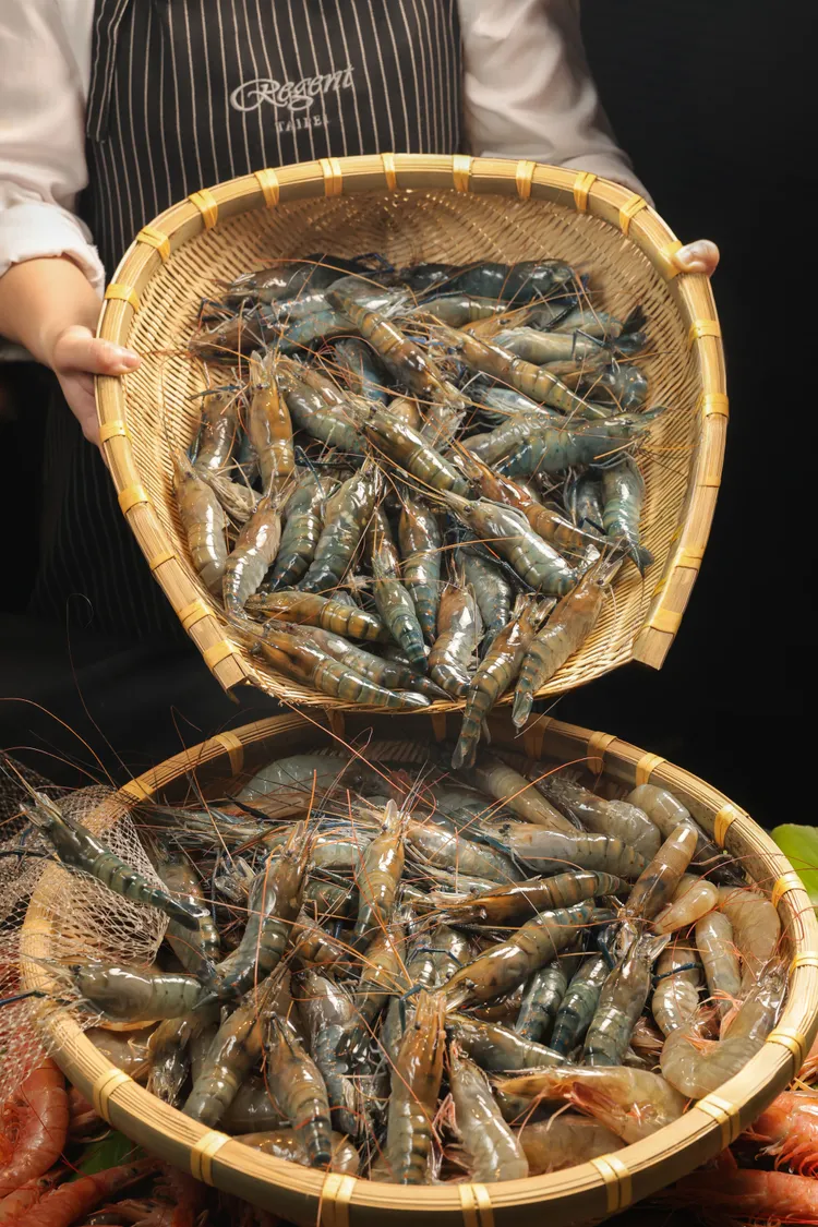 為泰市場「海陸大PK」規劃菜單的行政主廚孔德望，以受到台灣消費者喜愛的泰國蝦為主軸，用泰式經典料理手法烹調出玲琅滿目的各式蝦料理，要讓消費者飽嚐泰式料理的美味菁華。台北晶華提供