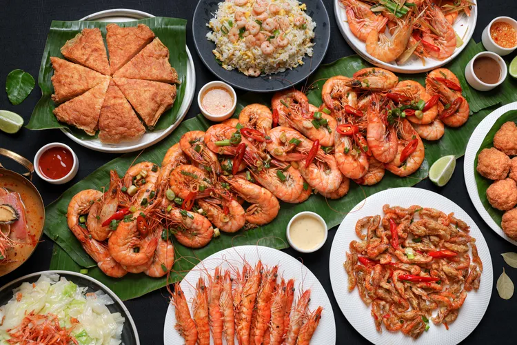「海陸大PK」中「海」的部份推出「萬蝦齊放」應戰，精彩料理包含泰式辣椒蝦、泰國蝦酸辣海鮮湯、極厚龍蝦月亮蝦餅、香茅藍鑽蝦、椒鹽蝦猴等美味佳餚，滿足海鮮饕客的味蕾。台北晶華提供