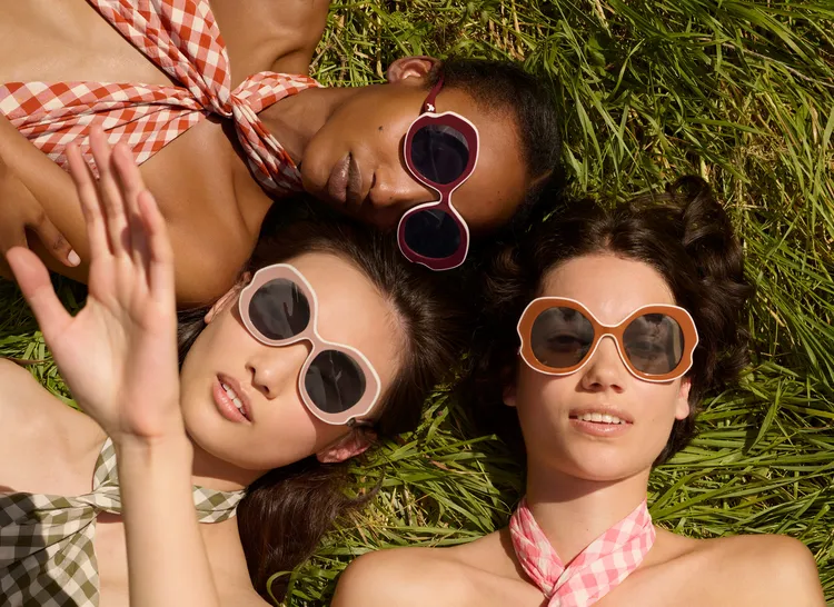 Longchamp全新太陽眼鏡系列以芭蕾舞粉、甜菜根、樹皮色呼應包款色調。品牌提供