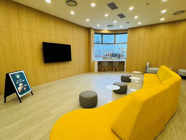 Kia南投3S展示中心內部透過大量的木質色調營造溫馨且暖心氛圍，展現Kia獨有的暖光木質風格，為Kia車主創造舒適放鬆的空間。業者提供