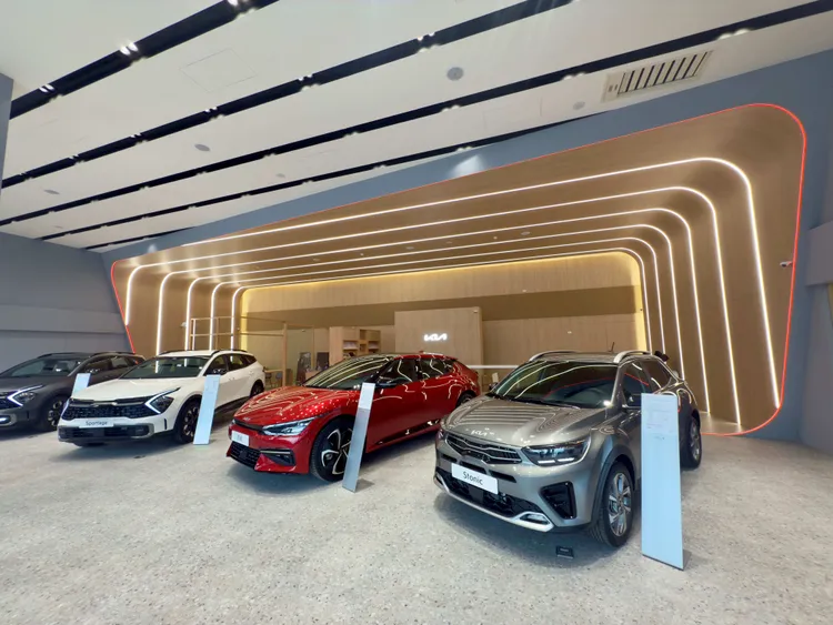 Kia全新南投3S展示中心依循Kia CI 2.0規範建置打造，提供Kia乘用車及商用車全車系完整的服務。業者提供