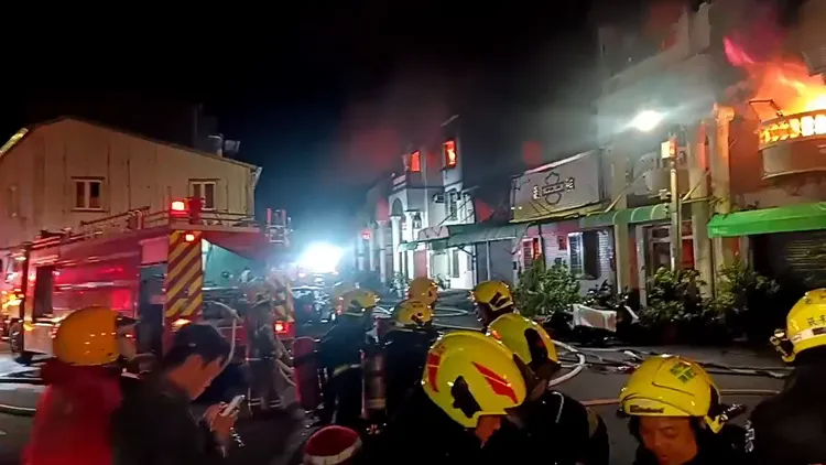 台南亞太工業區惡火延燒周邊至少十戶。讀者提供