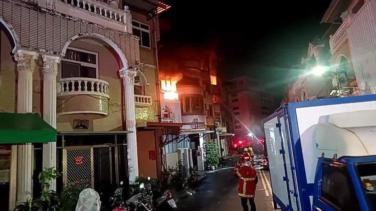 台南亞太工業區深夜至少十戶身陷火海。讀者提供